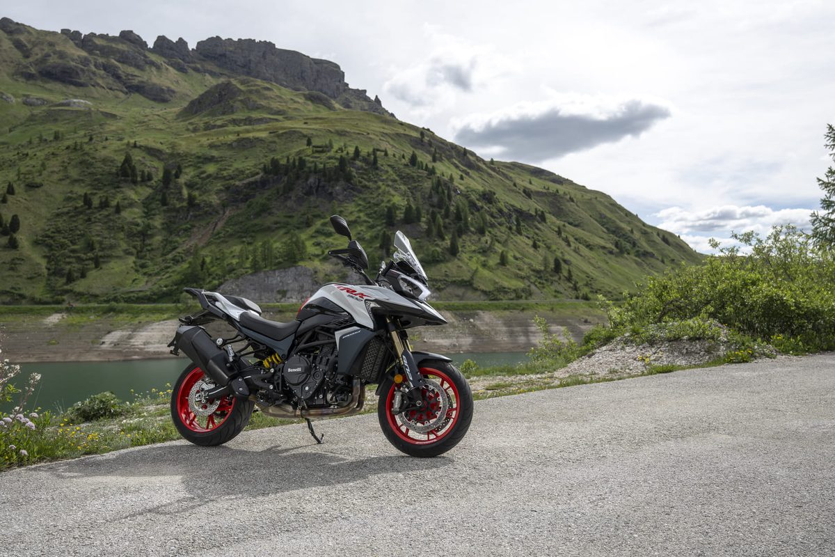 Une Benelli TRK 902 Stradale devant un lac de montagne